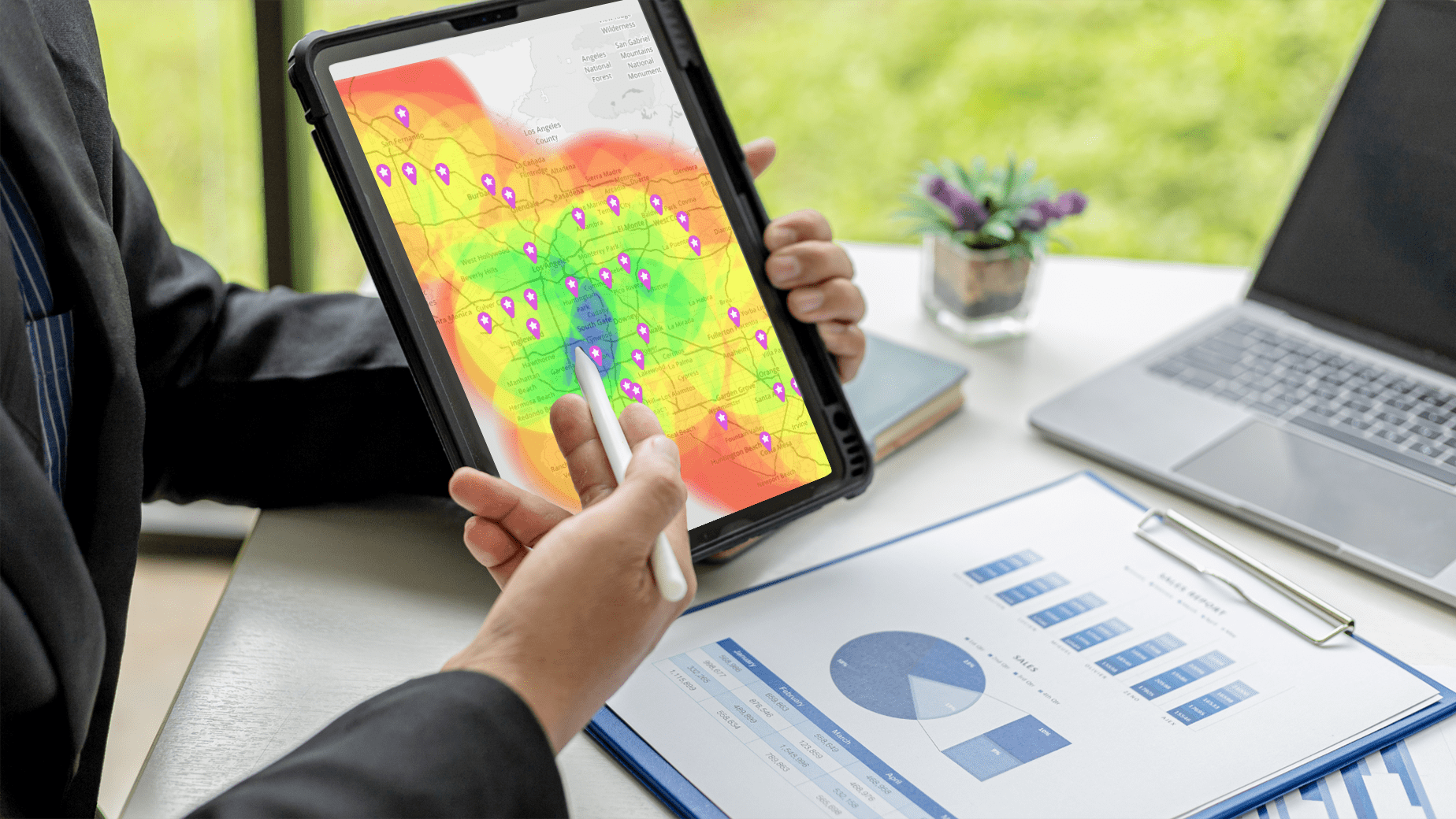 Example of an Elevo sales rep using a Mapline heat map during a meeting